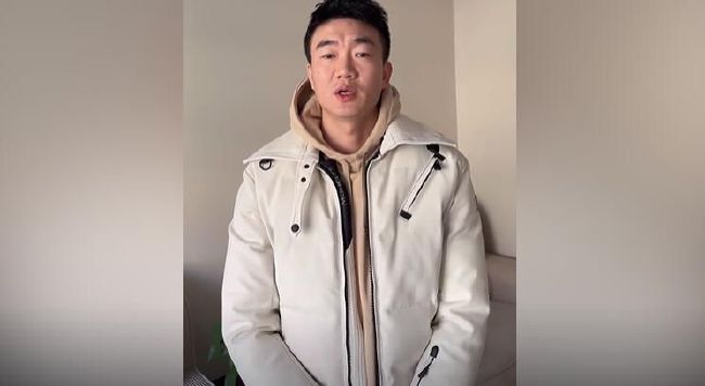 萧初然一接通电话，便立刻脱口问道：喂，叶辰，你去哪了？叶辰此时刚下了飞机，正准备去乘坐直升机，于是便对萧初然说：老婆，我今早给一个朋友看风水，他们家的风水还挺奇特的，所以我不能用手机辐射，影响了风水运势的判断，所以就把手机关机了。